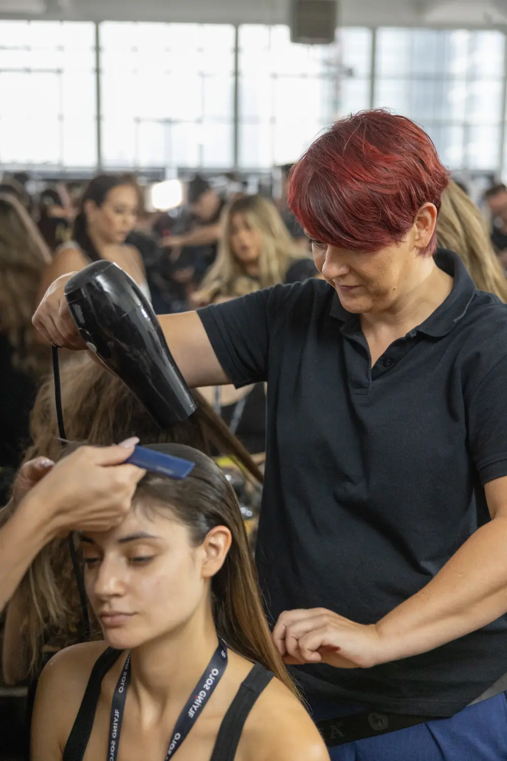 Eva stylt die Haare ihrer Kundin von Evas Lockenbude