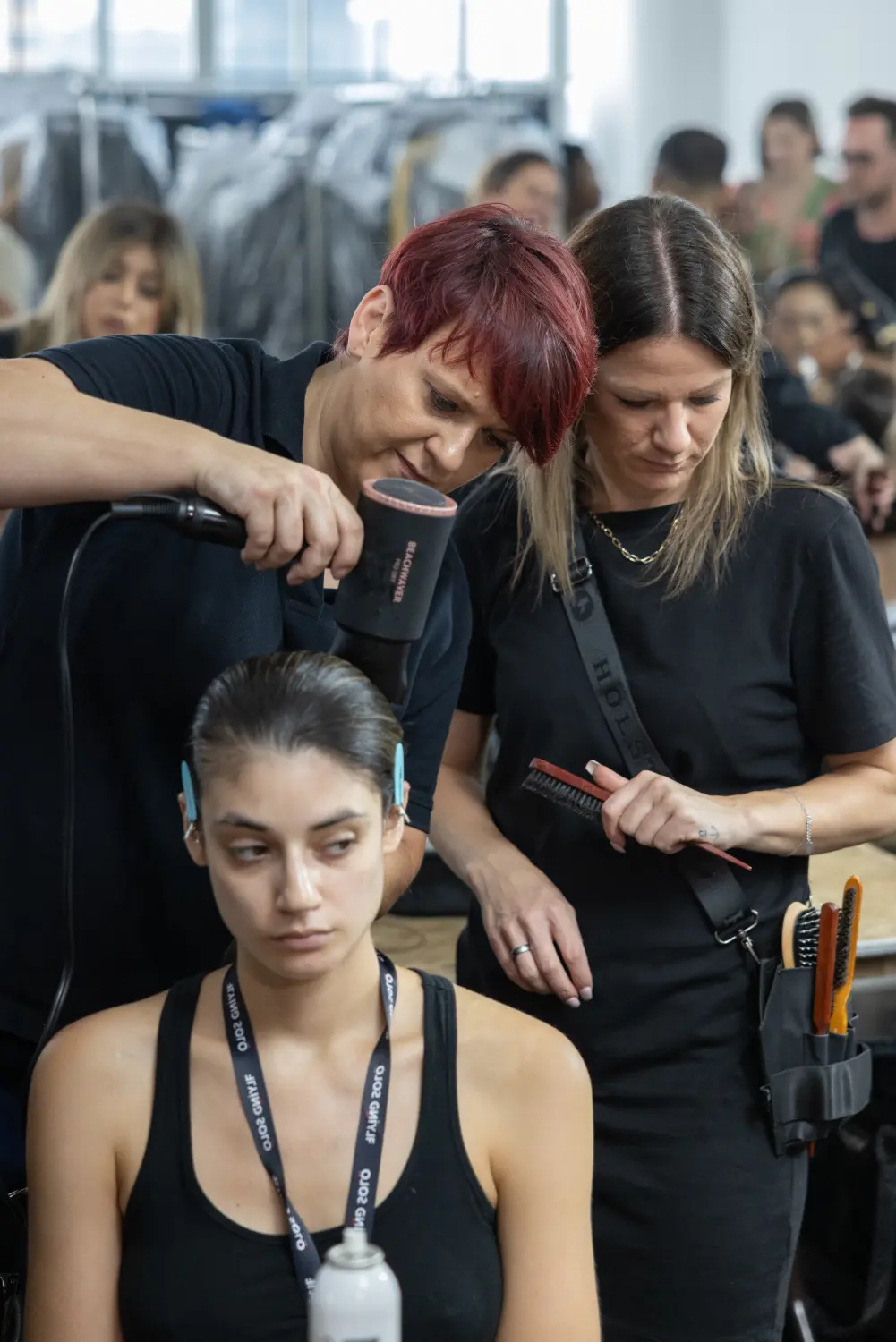 Eva stylt die Haare ihrer Kundin von Evas Lockenbude