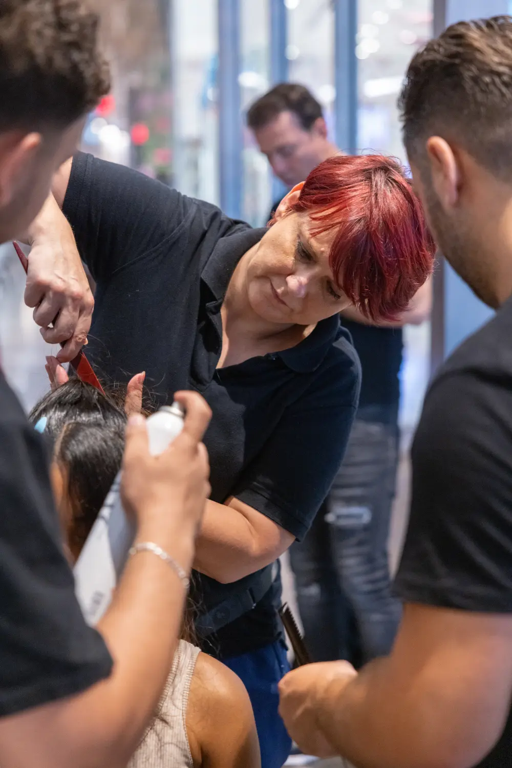 Eva stylt die Haare ihrer Kundin von Evas Lockenbude