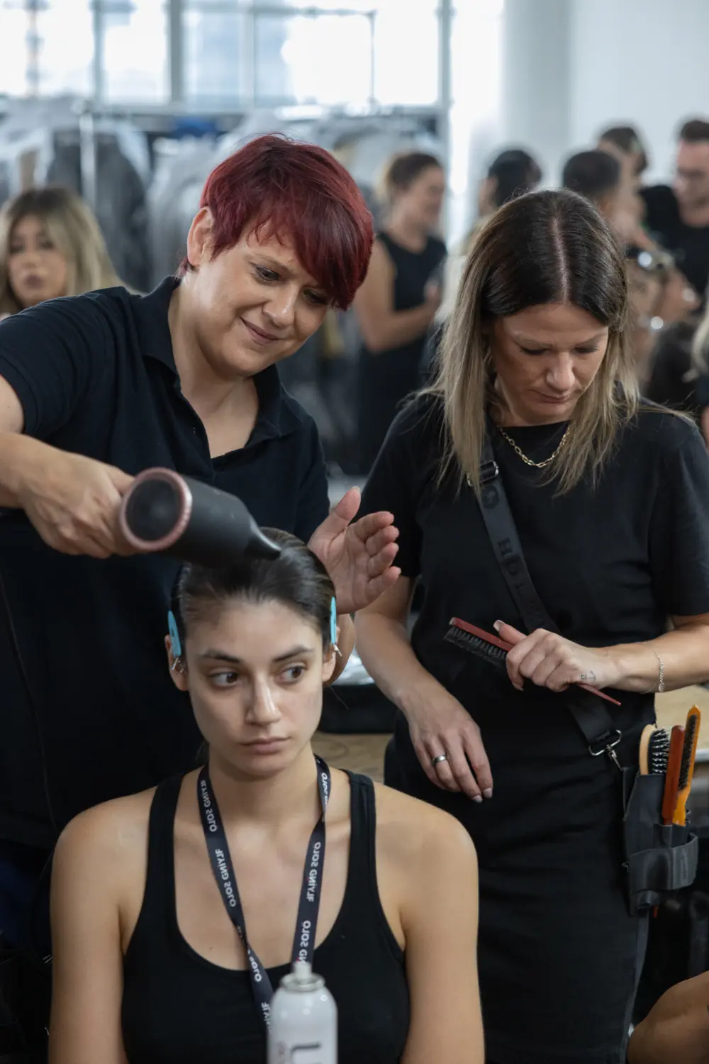 Eva stylt die Haare ihrer Kundin von Evas Lockenbude