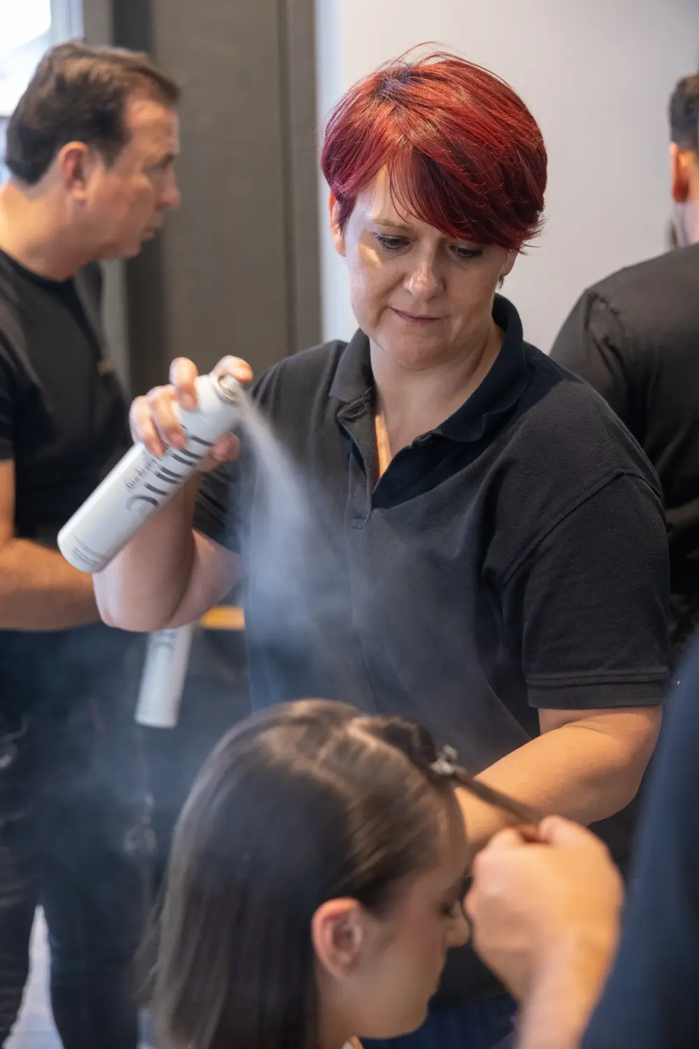 Eva stylt die Haare ihrer Kundin von Evas Lockenbude