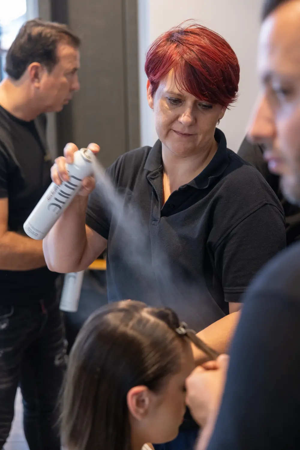 Eva stylt die Haare ihrer Kundin von Evas Lockenbude