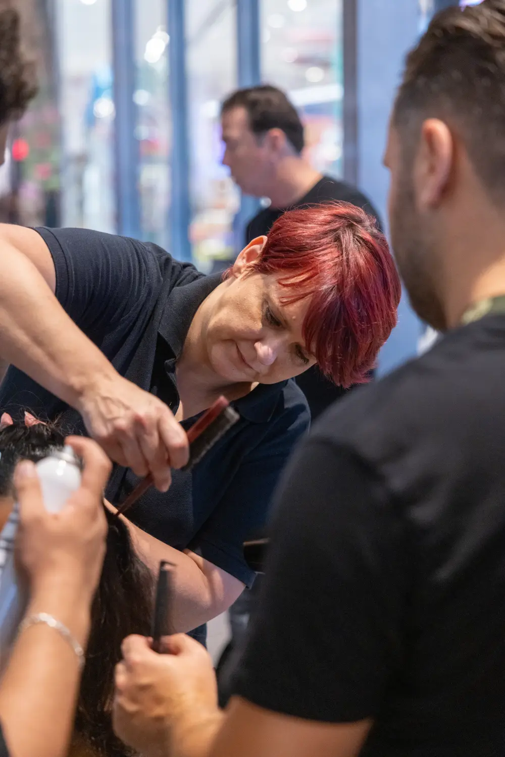 Eva stylt die Haare ihrer Kundin von Evas Lockenbude