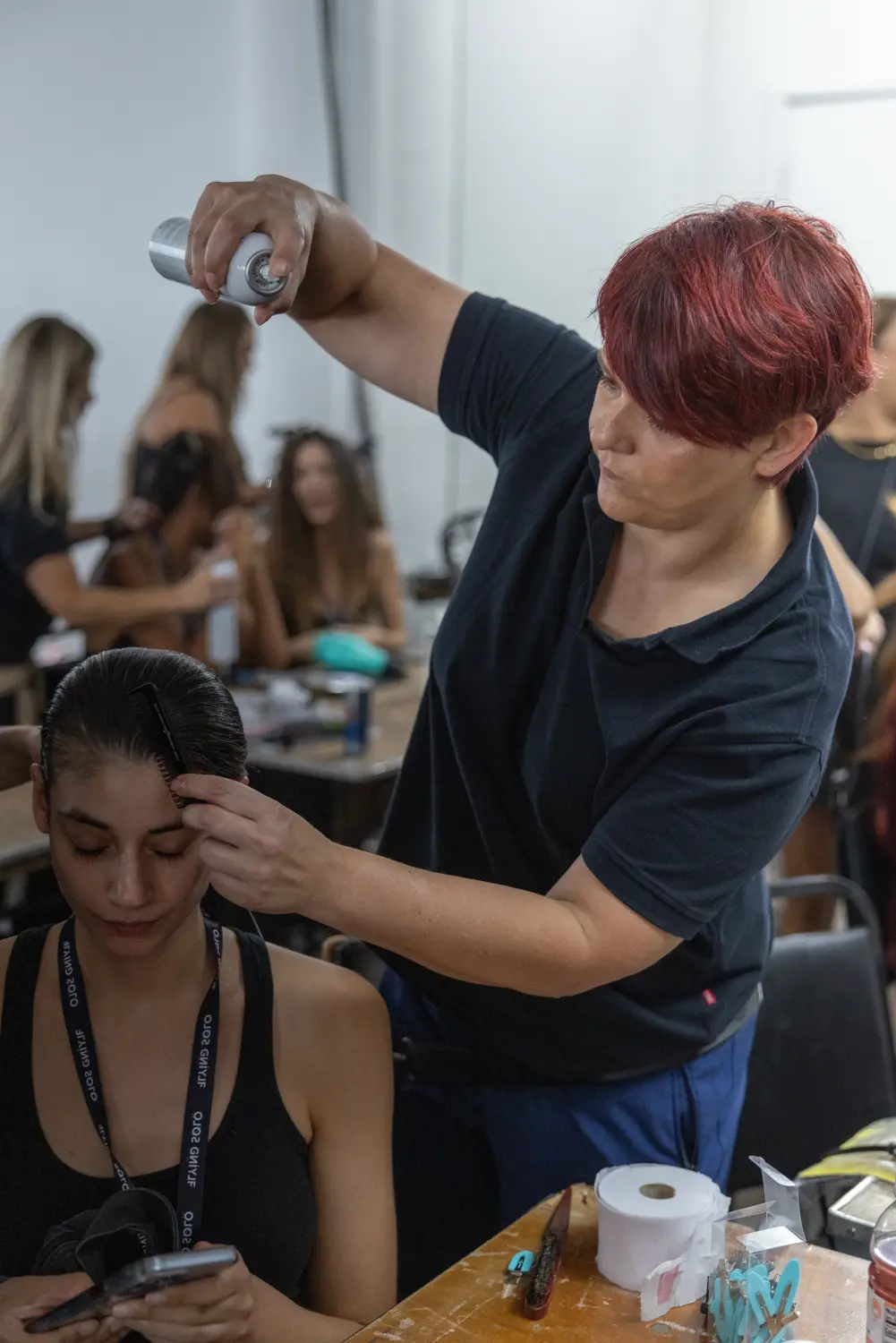 Eva stylt die Haare ihrer Kundin von Evas Lockenbude