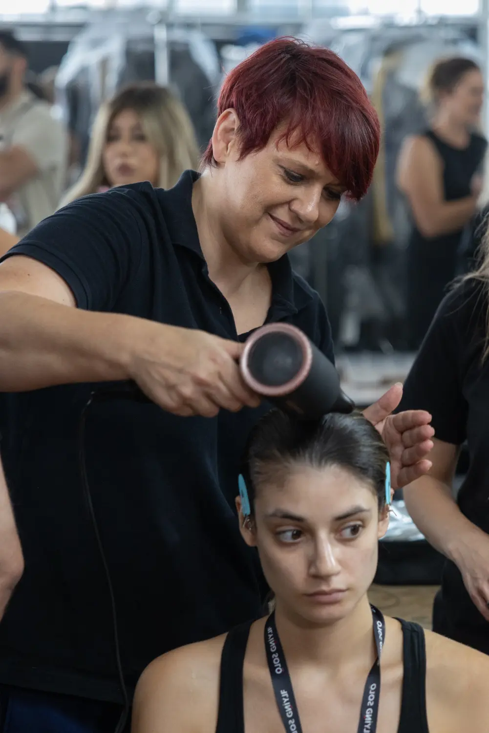 Eva stylt die Haare ihrer Kundin von Evas Lockenbude