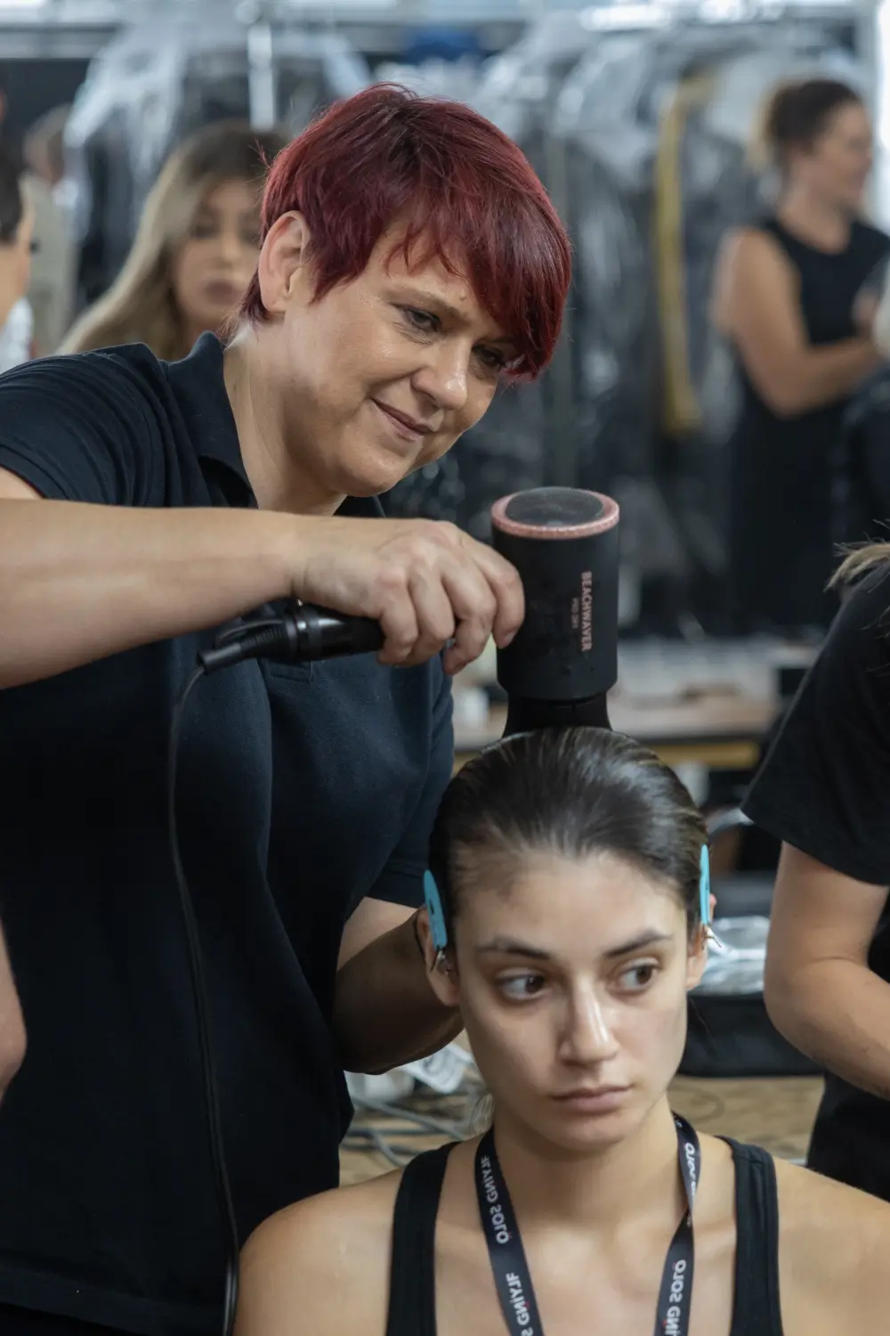 Eva stylt die Haare ihrer Kundin von Evas Lockenbude