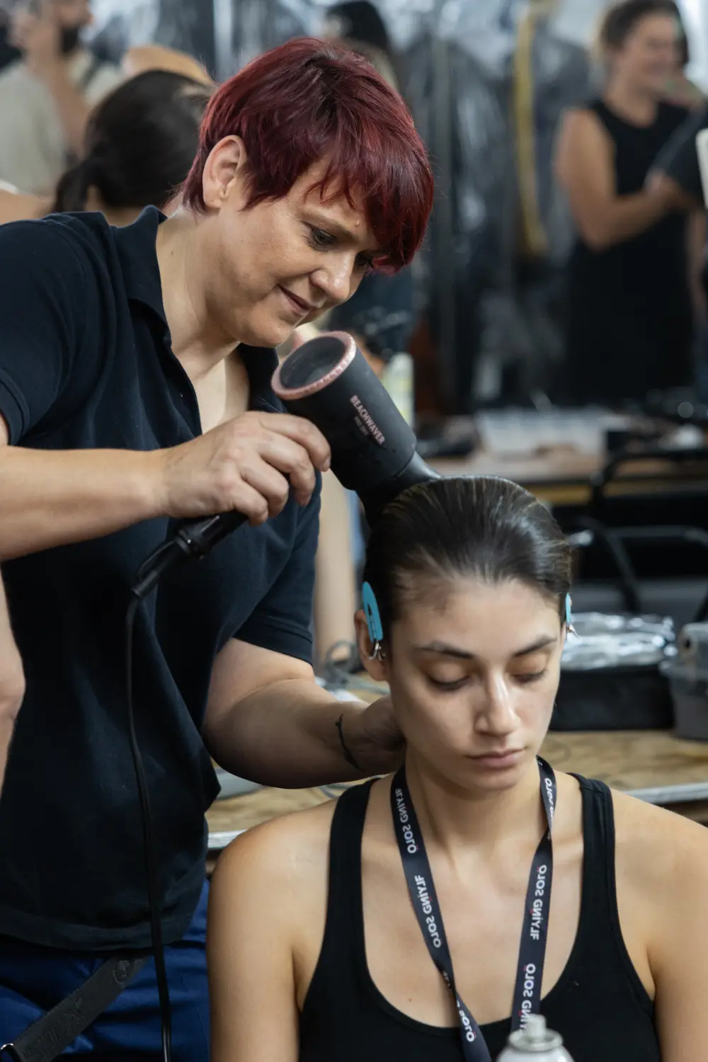 Eva stylt die Haare ihrer Kundin von Evas Lockenbude