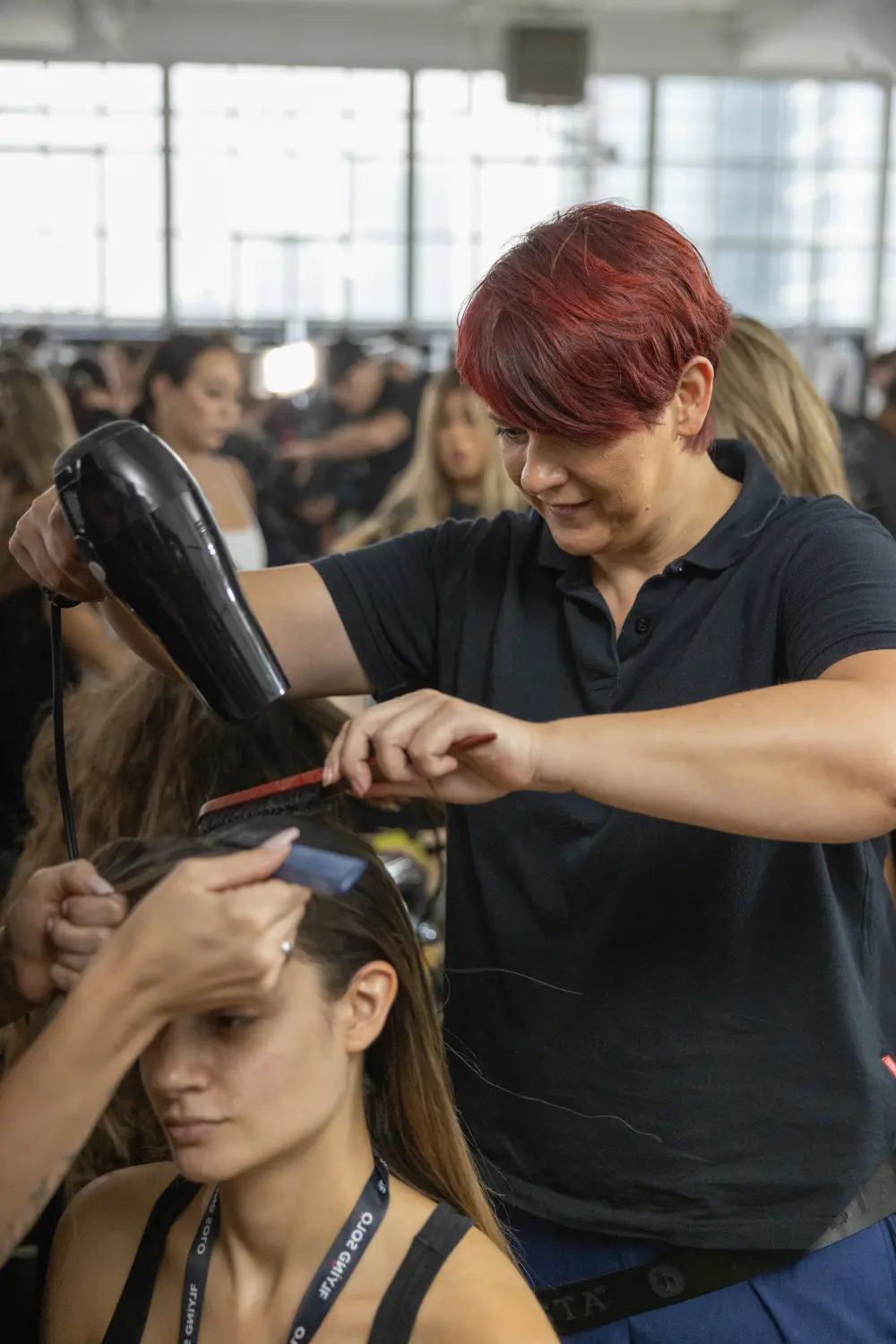 Eva stylt die Haare ihrer Kundin von Evas Lockenbude