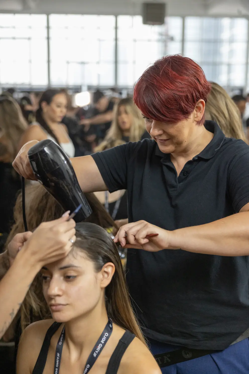 Eva stylt die Haare ihrer Kundin von Evas Lockenbude