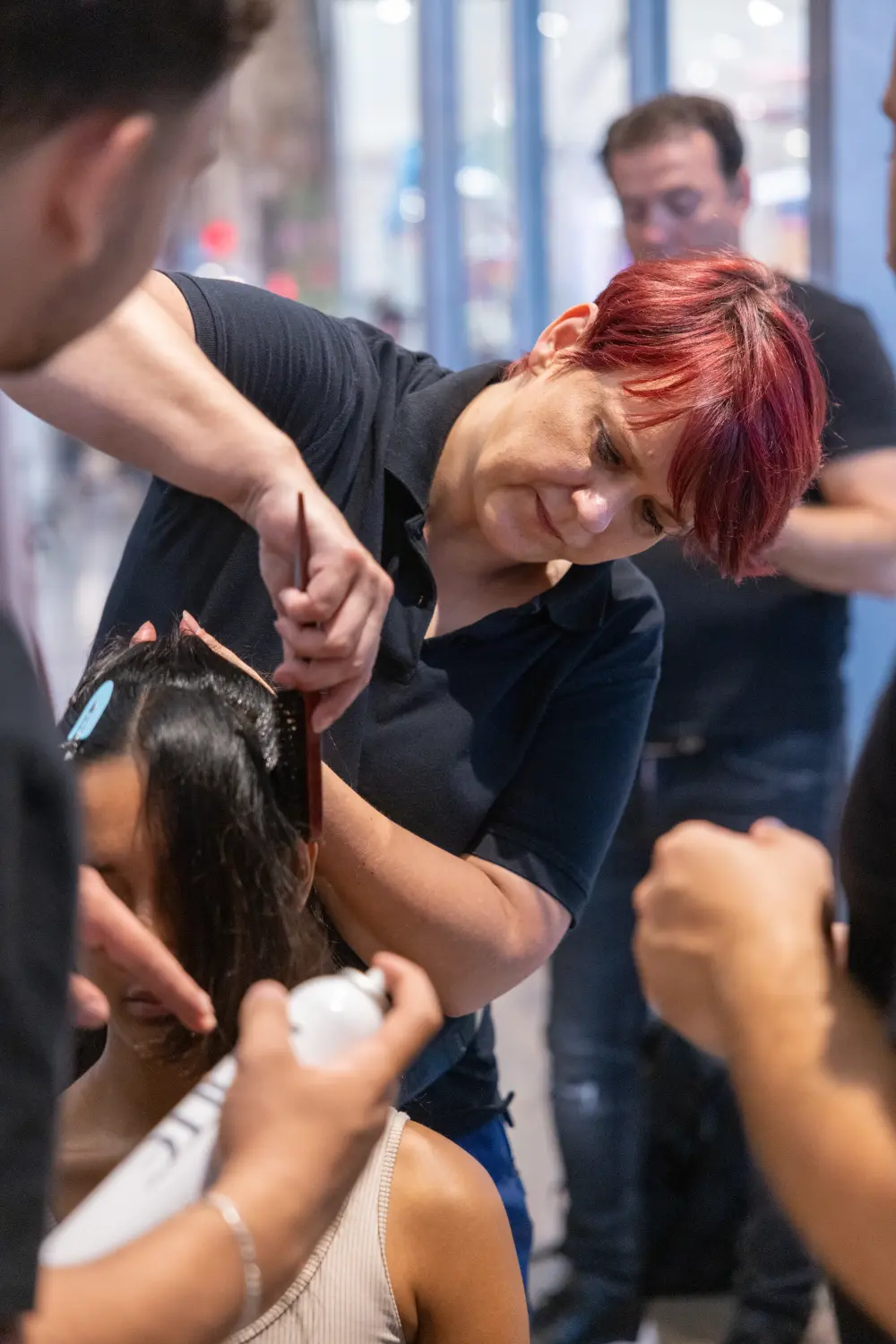 Eva stylt die Haare ihrer Kundin von Evas Lockenbude