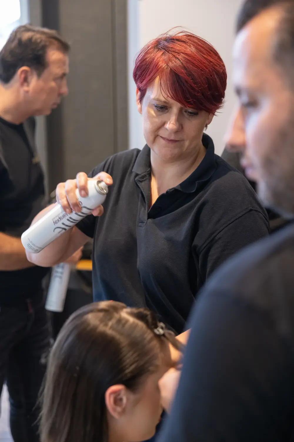 Eva stylt die Haare ihrer Kundin von Evas Lockenbude