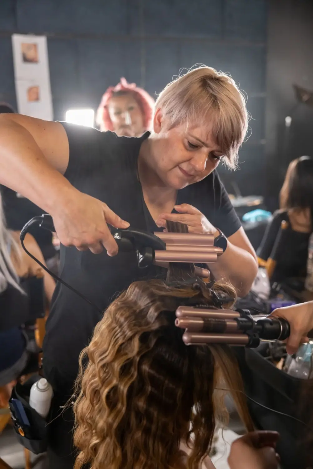 Eva stylt die Haare ihrer Kundin von Evas Lockenbude